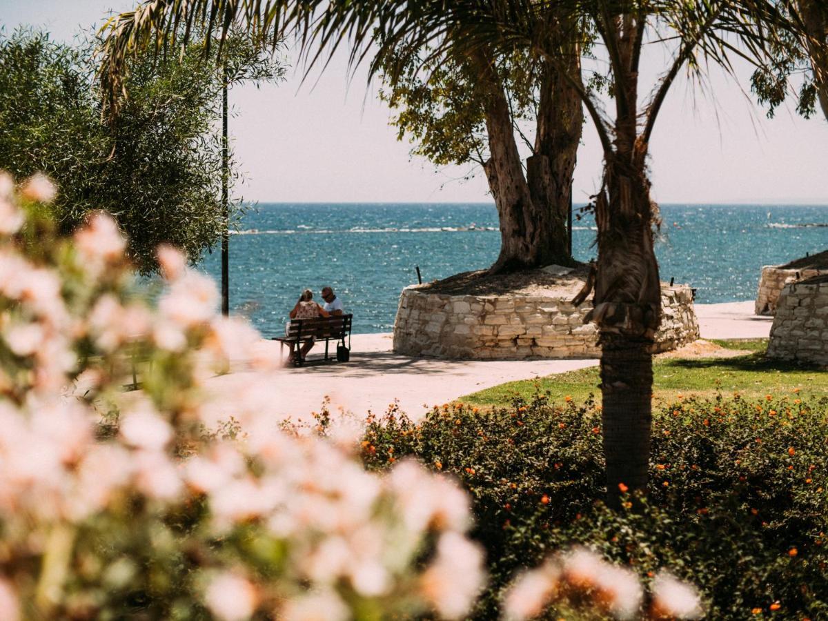 The Salnik Beach Apartment Limassol Bagian luar foto